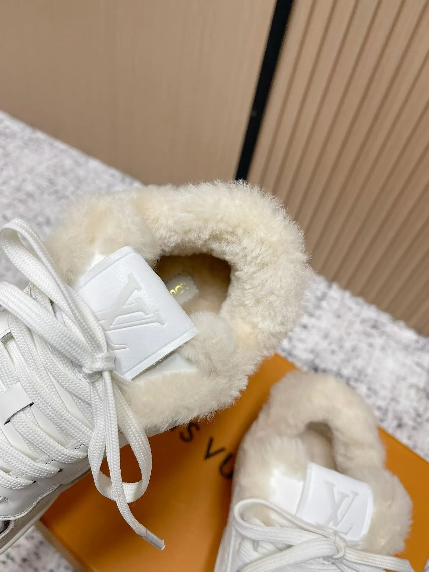 Men's shoes pP700! Top version Louis Vuiton Louis Vuitton sneakers casual shoes wool style‼ ️ LV Trainer sneakers are a classic idea inspired by retro basketball shoes by designer Virgil Abloh. This time, they are spliced ​​with smooth cow leather and Monogram embossed grained cow leather, and are embellished with Monogram flowers on the rubber outsole, reflecting a striking jump in one color! Fabric: Original imported first-layer cowhide Lining: Warm wool lining Bottom thickness: about 3cm Size: 35-41
